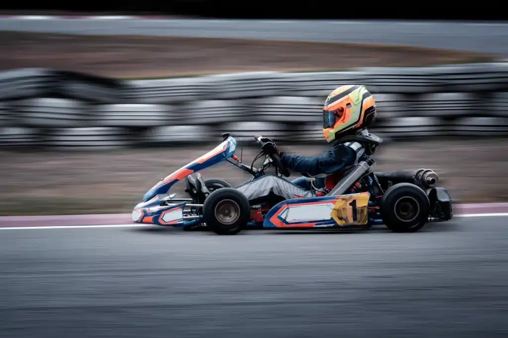 Un pilote de kart sur une piste, manœuvrant avec agilité et détermination dans une compétition amicale.